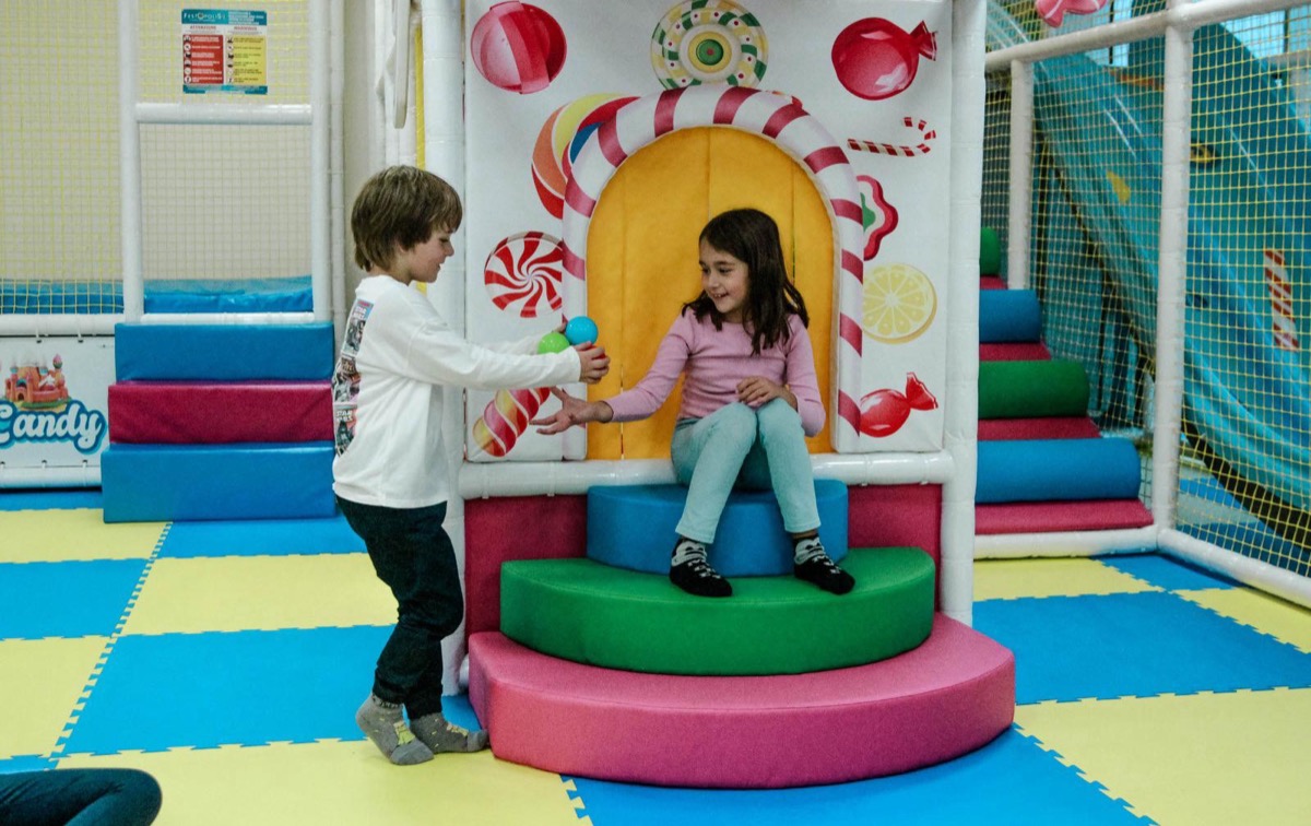 Bambini che giocano al parco City Candy